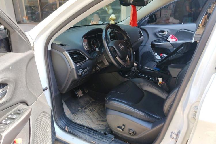 Used Jeep Cherokee 2019 2.0T Four-Wheel Drive Explorer Edition China V Driver Seat