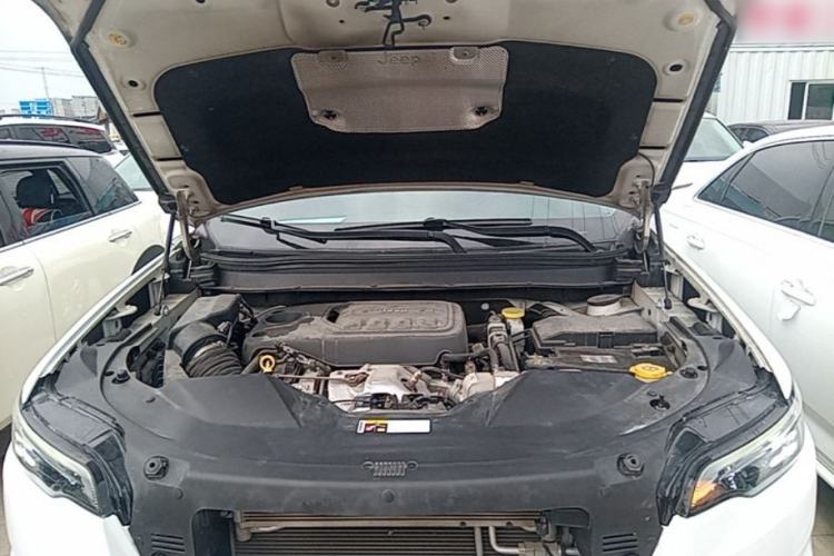 Used Jeep Cherokee 2019 2.0T Two-Wheel Drive Smart Enjoyment Version China VI Engine Bay