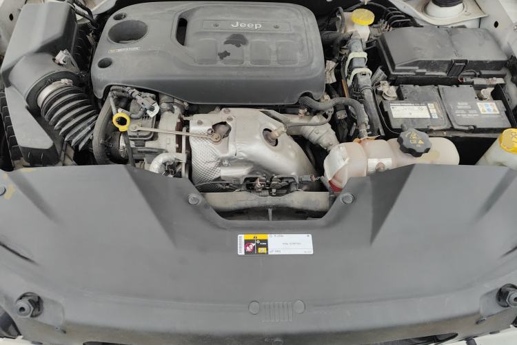 Used Jeep Cherokee 2019 2.0T Two-Wheel Drive Smart Enjoyment Version China V Engine Bay