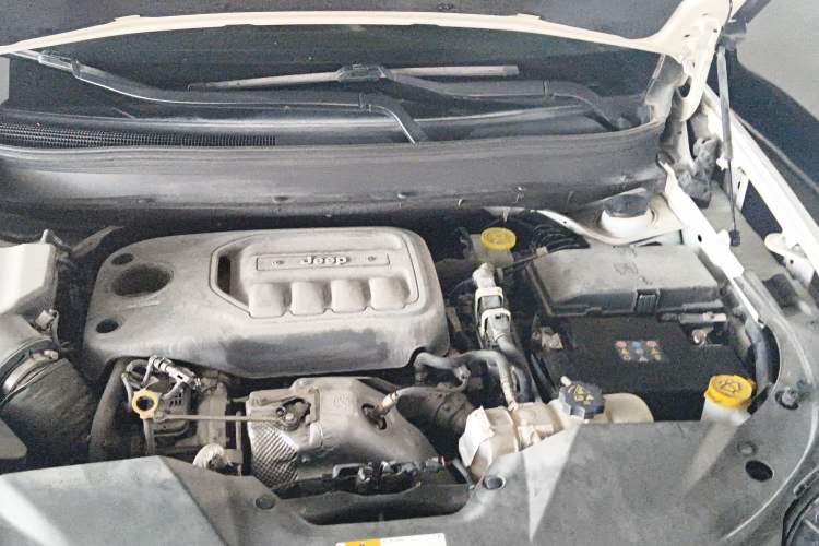 Used Jeep Cherokee 2019 2.0T Two-Wheel Drive Smart Enjoyment Version China VI Engine Bay