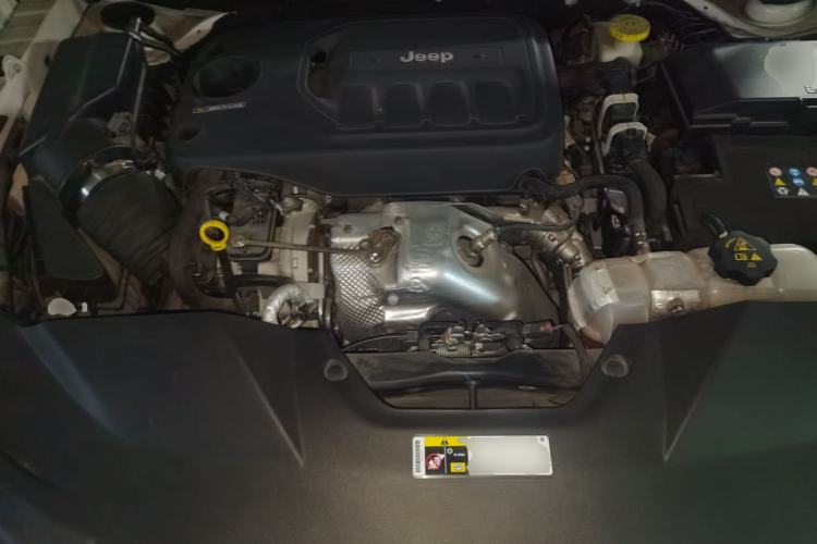 Used Jeep Cherokee 2019 2.0T Two-Wheel Drive Smart Enjoyment Version China VI Engine Bay