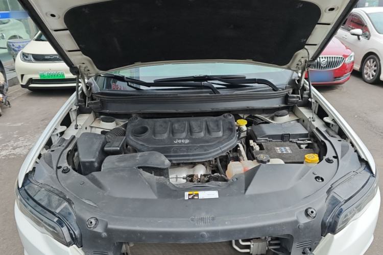 Used Jeep Cherokee 2019 2.0L Two-Wheel Drive Premium Edition China V Emission Standard Engine Bay