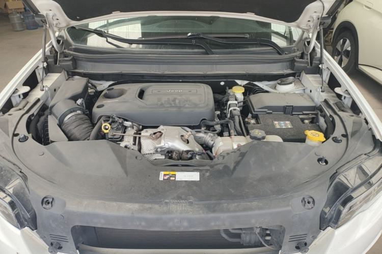 Used Jeep Cherokee 2019 2.0T Four-Wheel Drive Explorer Edition China VI Emission Standard Engine Bay