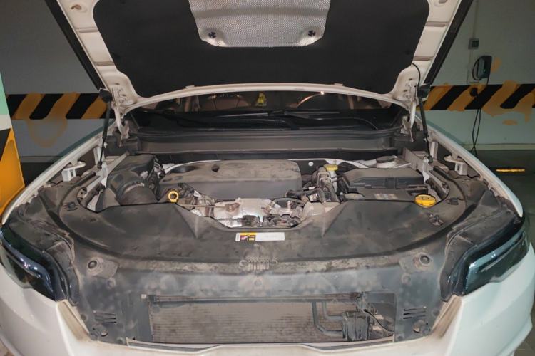 Used Jeep Cherokee 2019 2.0T Four-Wheel Drive Explorer Edition China VI Emission Standard Engine Bay