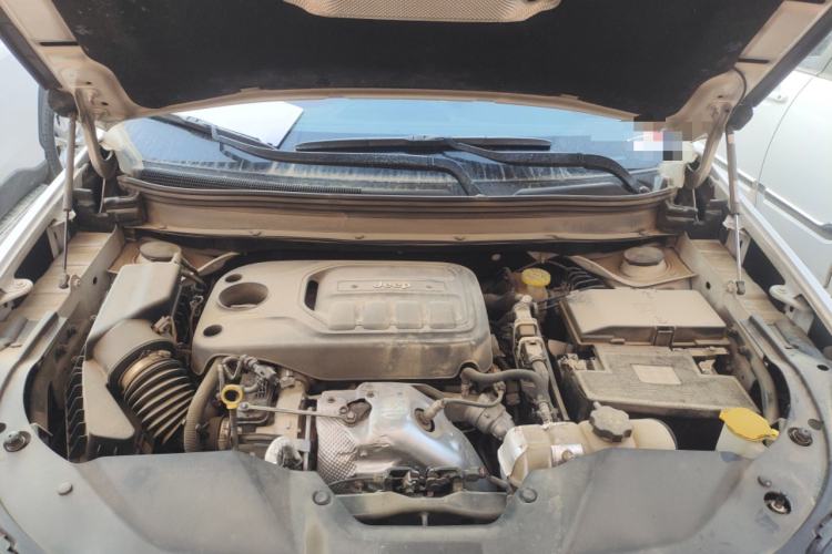 Used Jeep Cherokee 2019 2.0T Four-Wheel Drive Explorer Edition China VI Emission Standard Engine Bay