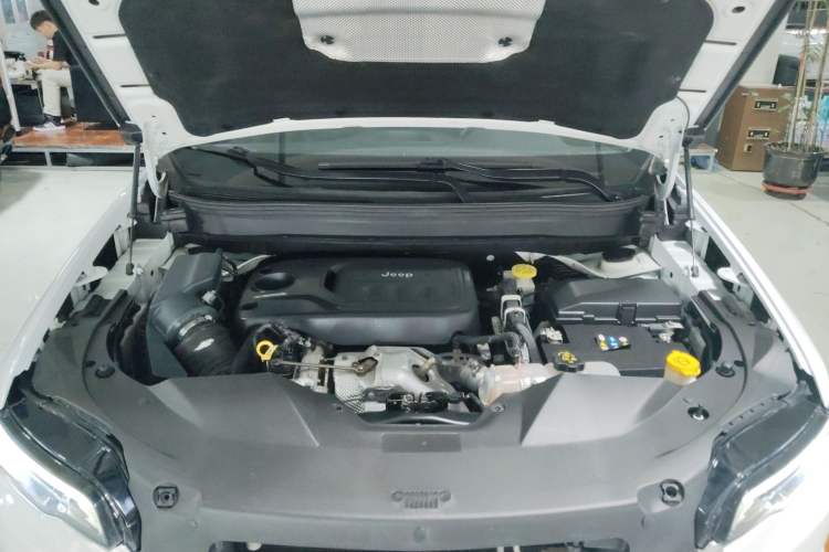 Used Jeep Cherokee 2019 2.0T Two-Wheel Drive Smart Enjoyment Version China V Engine Bay
