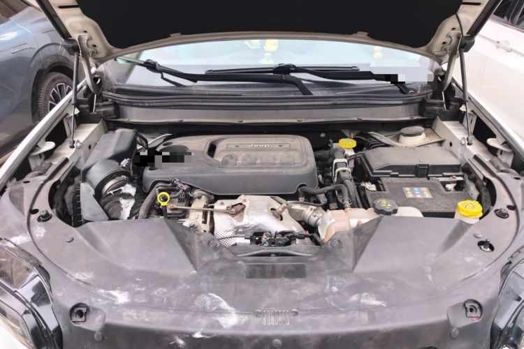 Used Jeep Cherokee 2019 2.0T Four-Wheel Drive Explorer Edition China VI Emission Standard Engine Bay