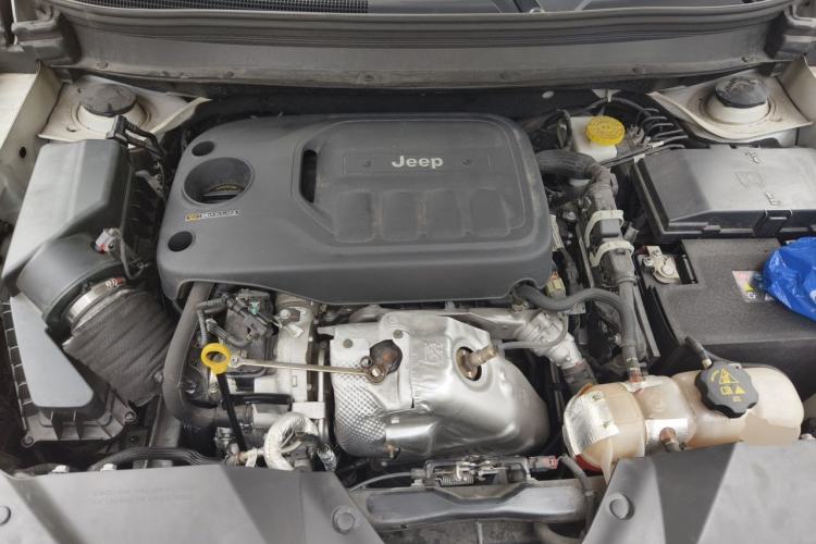 Used Jeep Cherokee 2019 2.0T Four-Wheel Drive Explorer Edition China VI Emission Standard Engine Bay