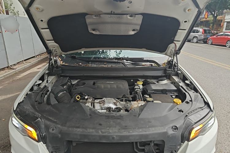 Used Jeep Cherokee 2019 2.0T Two-Wheel Drive Smart Enjoyment Version China V Engine Bay