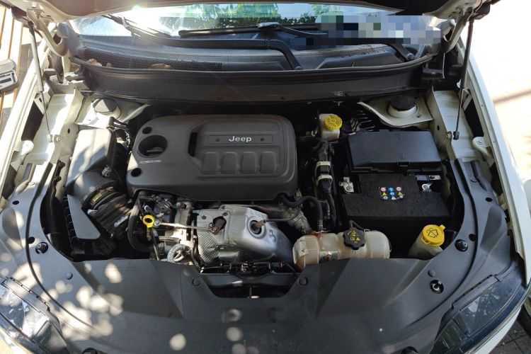 Used Jeep Cherokee 2019 2.0T Two-Wheel Drive Smart Enjoyment Version China VI Engine Bay