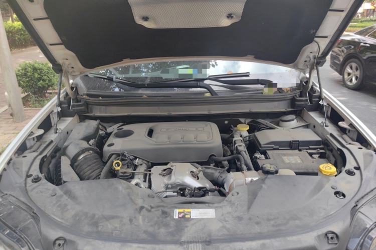 Used Jeep Cherokee 2019 2.0T Two-Wheel Drive Smart Enjoyment Version China VI Engine Bay