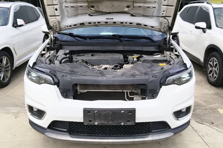 Used Jeep Cherokee 2019 2.0T Four-Wheel Drive Explorer Edition China VI Emission Standard Engine Bay