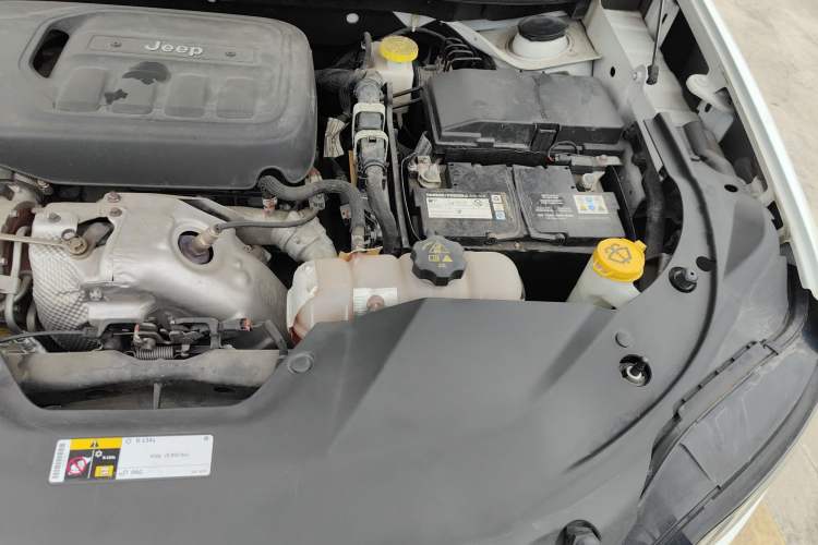 Used Jeep Cherokee 2019 2.0T Two-Wheel Drive Smart Enjoyment Version China V Engine Bay Left