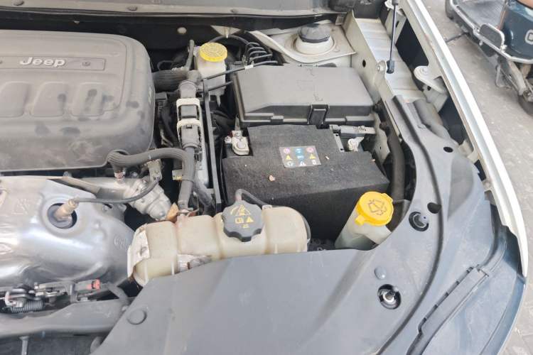 Used Jeep Cherokee 2019 2.0T Four-Wheel Drive Explorer Edition China V Engine Bay Left