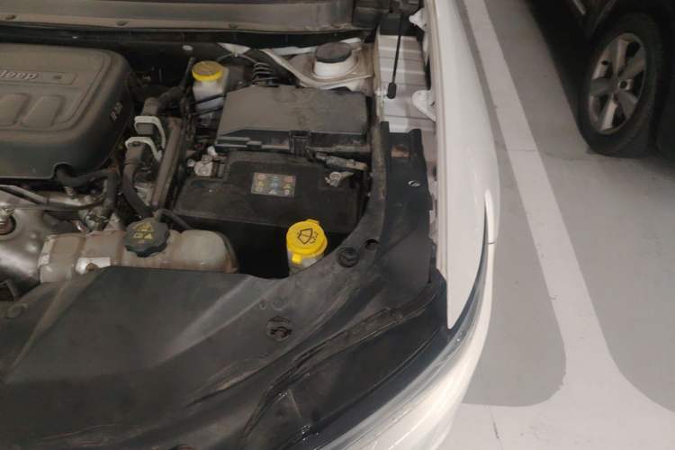 Used Jeep Cherokee 2019 2.0T Two-Wheel Drive Smart Enjoyment Version China V Engine Bay Left