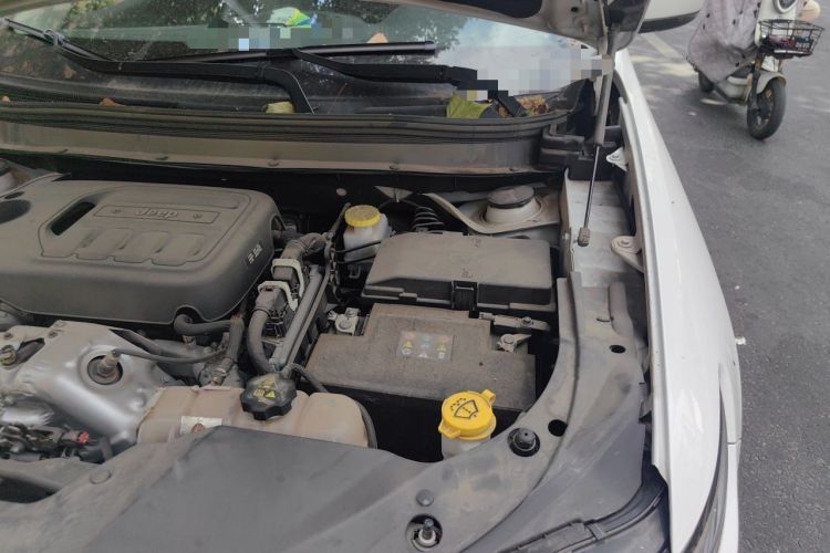 Used Jeep Cherokee 2019 2.0T Two-Wheel Drive Smart Enjoyment Version China VI Engine Bay Left