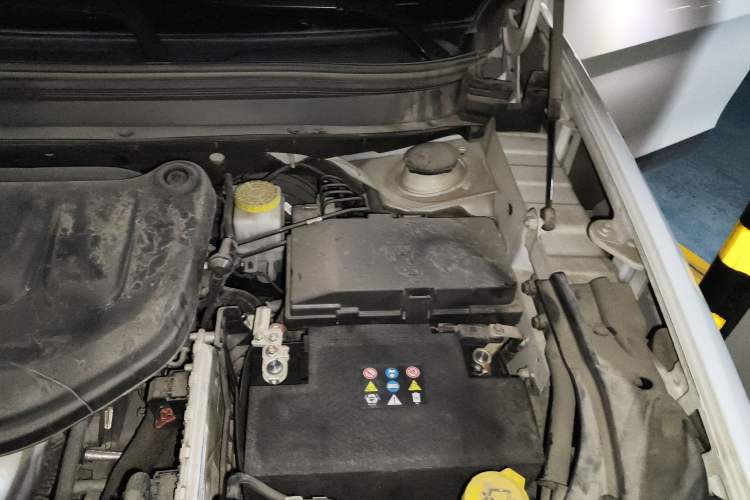 Used Jeep Cherokee 2019 2.0L 2WD Premium Edition China VI Engine Bay Left