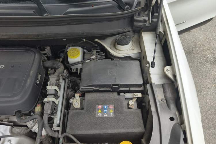 Used Jeep Cherokee 2019 2.0T Four-Wheel Drive Explorer Edition China VI Emission Standard Engine Bay Left