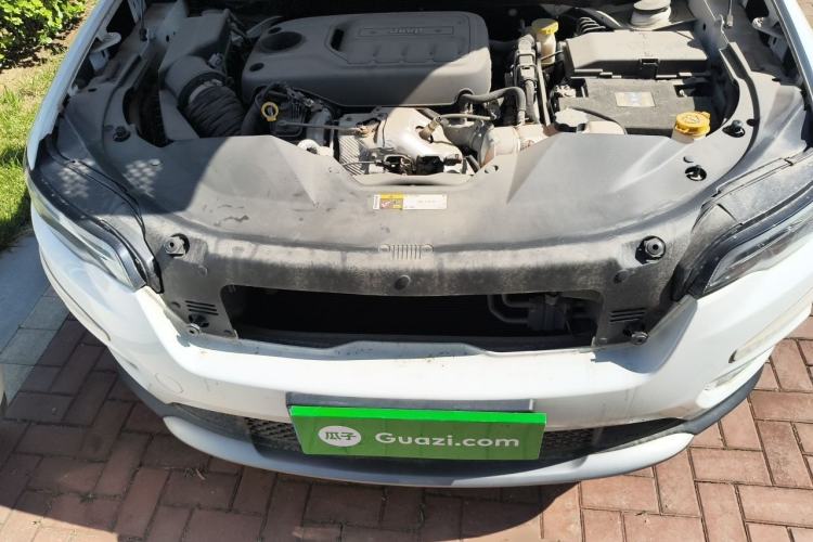 Used Jeep Cherokee 2019 2.0T Two-Wheel Drive Smart Enjoyment Version China VI Engine Bay