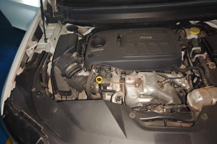 Used Jeep Cherokee 2019 2.0T Four-Wheel Drive Explorer Edition China V Engine Bay Right