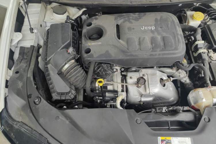 Used Jeep Cherokee 2019 2.0T Four-Wheel Drive All-Round Version China VI Engine Bay Right
