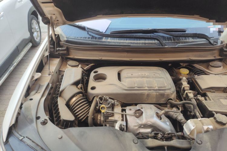Used Jeep Cherokee 2019 2.0T Four-Wheel Drive Explorer Edition China VI Emission Standard Engine Bay Right