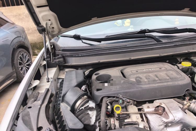 Used Jeep Cherokee 2019 2.0T Four-Wheel Drive Explorer Edition China VI Emission Standard Engine Bay Right