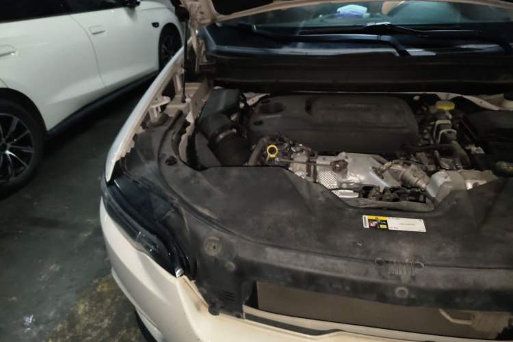 Used Jeep Cherokee 2019 2.0T Two-Wheel Drive Smart Enjoyment Version China VI Engine Bay Right