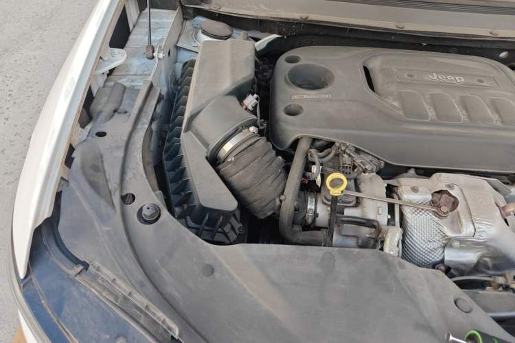 Used Jeep Cherokee 2019 2.0T Four-Wheel Drive Explorer Edition China V Engine Bay Right