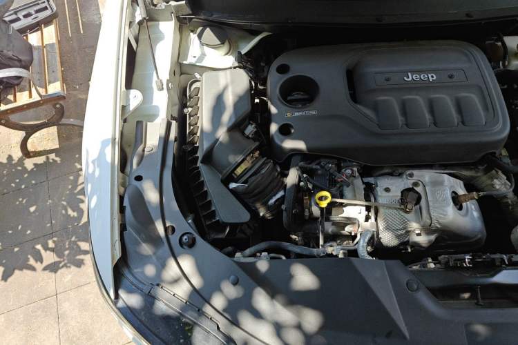 Used Jeep Cherokee 2019 2.0T Two-Wheel Drive Smart Enjoyment Version China VI Engine Bay Right