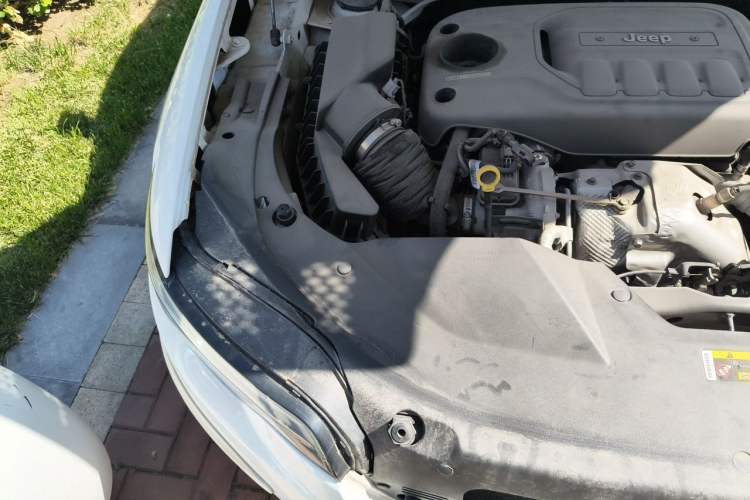 Used Jeep Cherokee 2019 2.0T Two-Wheel Drive Smart Enjoyment Version China VI Engine Bay Right