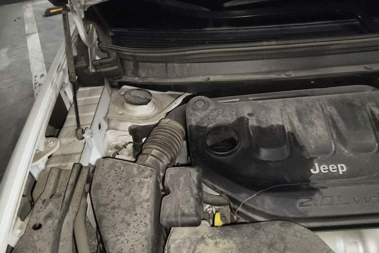 Used Jeep Cherokee 2019 2.0L 2WD Premium Edition China VI Engine Bay Right
