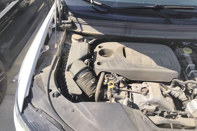 Used Jeep Cherokee 2019 2.0T Four-Wheel Drive Explorer Edition China VI Emission Standard Engine Bay Right