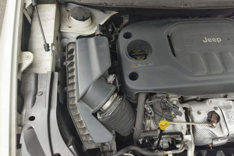 Used Jeep Cherokee 2019 2.0T Four-Wheel Drive Explorer Edition China VI Emission Standard Engine Bay Right