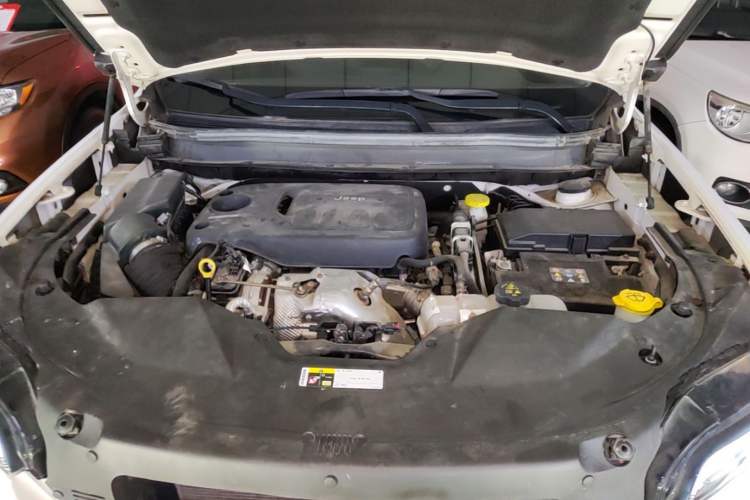 Used Jeep Cherokee 2019 2.0T Two-Wheel Drive Smart Enjoyment Version China VI Engine Bay