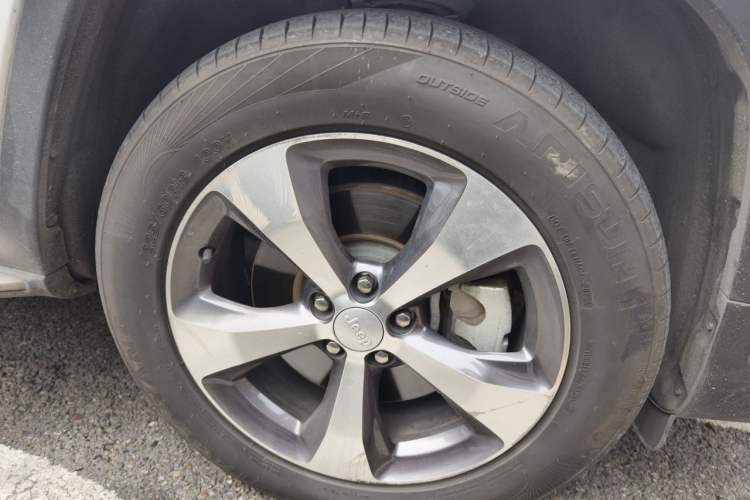 Used Jeep Cherokee 2019 2.0T Four-Wheel Drive Explorer Edition China VI Emission Standard Exterior 1
