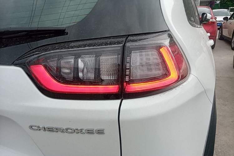 Used Jeep Cherokee 2019 2.0T Two-Wheel Drive Smart Enjoyment Version China VI Exterior 3