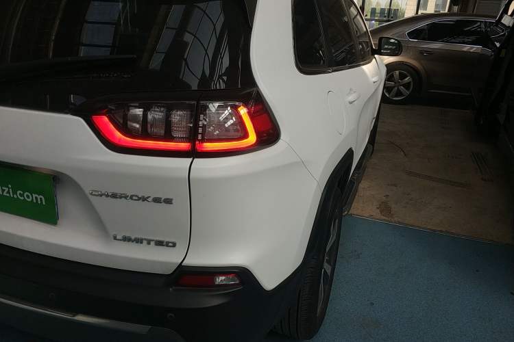 Used Jeep Cherokee 2019 2.0T 2WD Enjoyment Edition China V Exterior 3