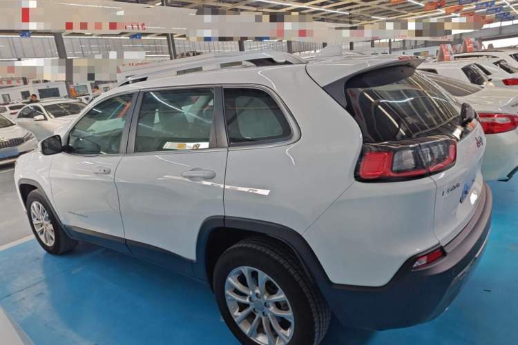 Used Jeep Cherokee 2019 2.0T Two-Wheel Drive Smart Enjoyment Version China VI Exterior 3