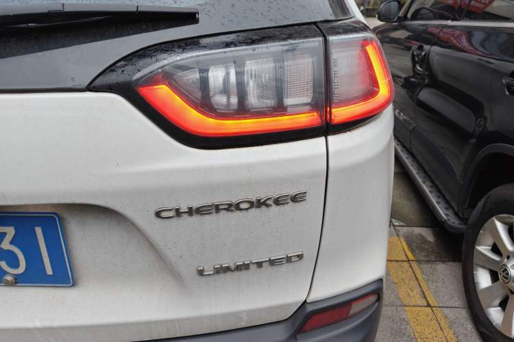 Used Jeep Cherokee 2019 2.0T Two-Wheel Drive Smart Enjoyment Version China V Exterior 3