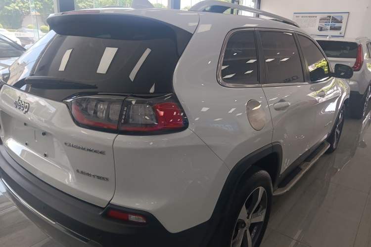 Used Jeep Cherokee 2019 2.0T Two-Wheel Drive Yue Xiang Edition China VI Emission Standard Exterior 3