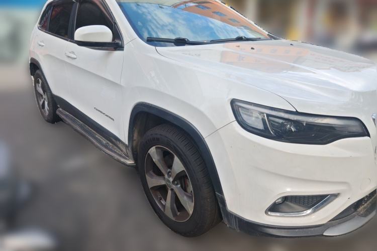 Used Jeep Cherokee 2019 2.0T Four-Wheel Drive Explorer Edition China V Front Right 45 Deg