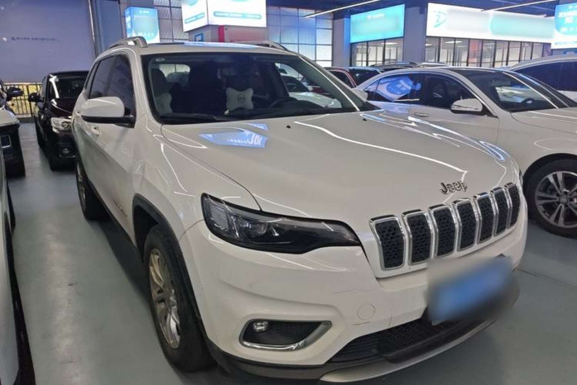 Used Jeep Cherokee 2019 2.0T Two-Wheel Drive Smart Enjoyment Version China VI Front Right 45 Deg