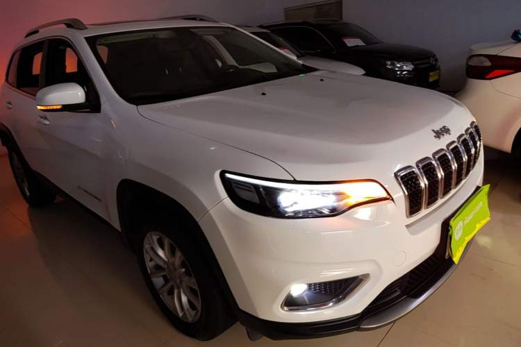Used Jeep Cherokee 2019 2.0T Two-Wheel Drive Smart Enjoyment Version China VI Front Right 45 Deg