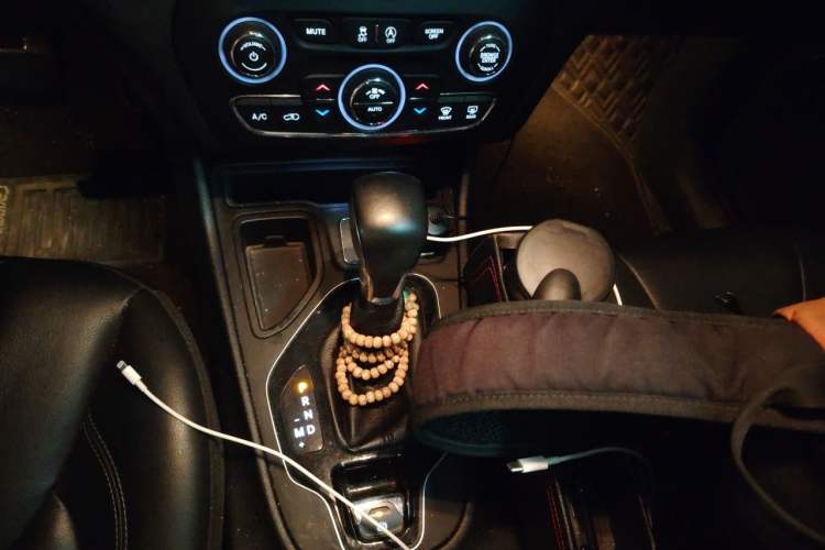 Used Jeep Cherokee 2019 2.0T Two-Wheel Drive Smart Enjoyment Version China VI Gear Lever