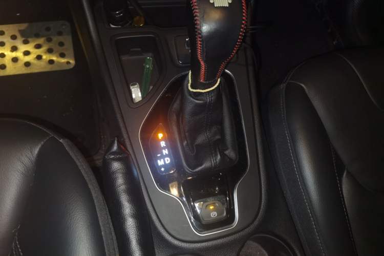 Used Jeep Cherokee 2019 2.0T Two-Wheel Drive Smart Enjoyment Version China VI Gear Lever