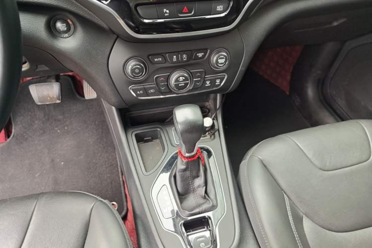 Used Jeep Cherokee 2019 2.0L Two-Wheel Drive Premium Edition China V Emission Standard Gear Lever