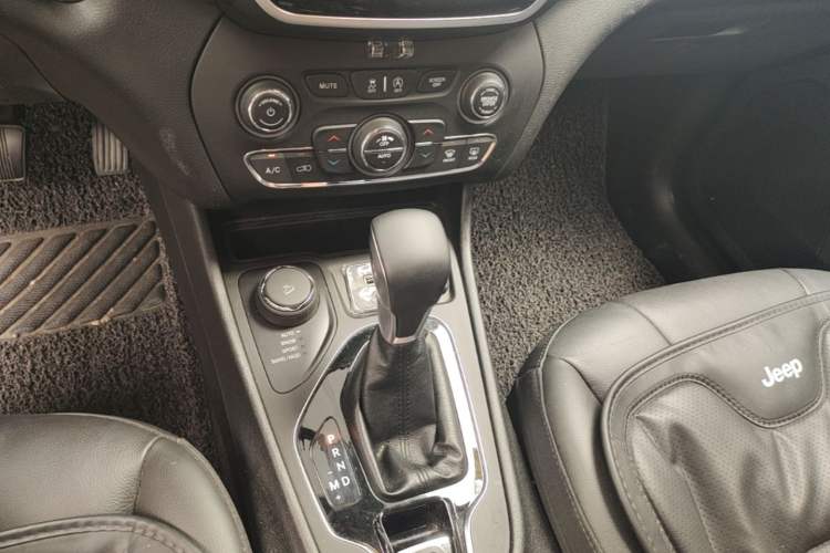 Used Jeep Cherokee 2019 2.0T Four-Wheel Drive Explorer Edition China VI Emission Standard Gear Lever