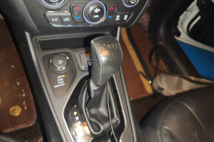 Used Jeep Cherokee 2019 2.0T Four-Wheel Drive Explorer Edition China V Gear Lever