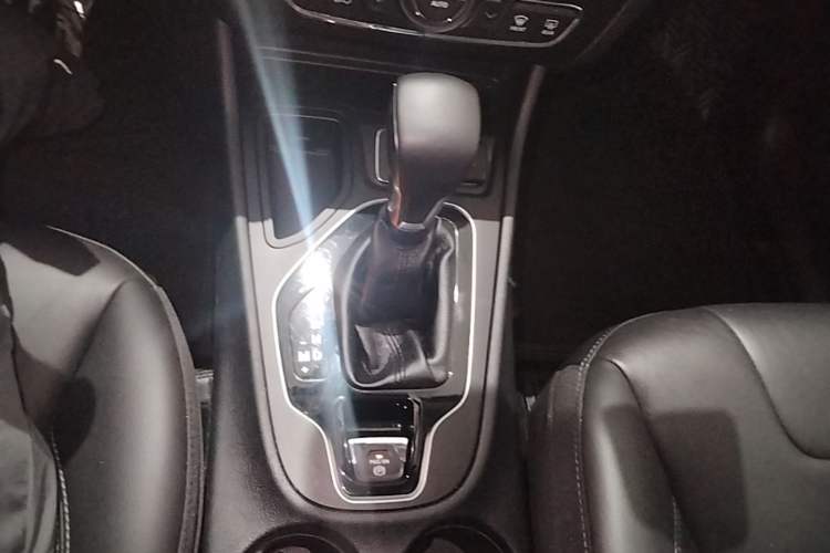 Used Jeep Cherokee 2019 2.0T Two-Wheel Drive Smart Enjoyment Version China V Gear Lever